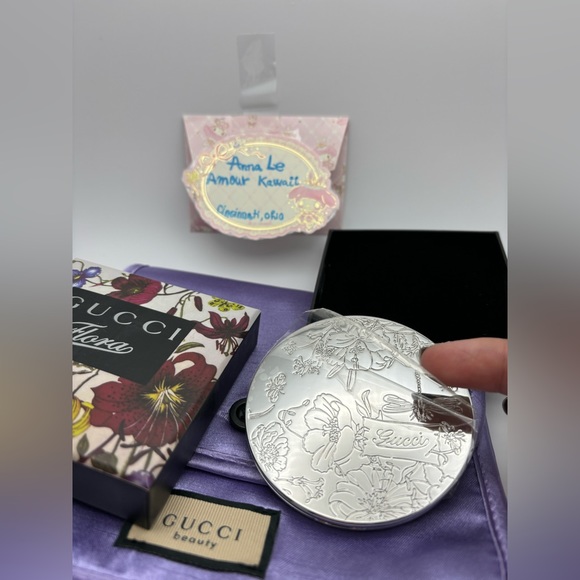 Gucci Round metal mirror with detail floral outside, and purple make up pouch - Picture 7 of 14